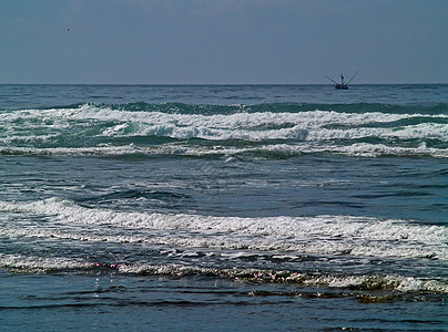 明日阳光明亮的海上海浪风暴编队海洋泡沫蓝色天气支撑海岸假期飞溅图片