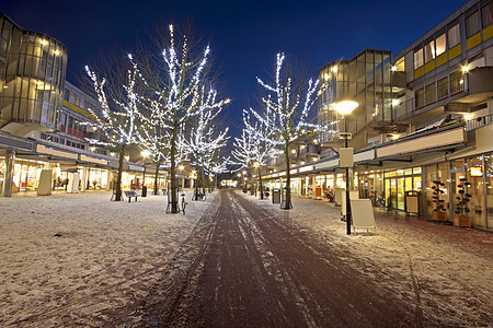 夜间圣诞节在阿姆斯特丹内斯街的购物中心图片