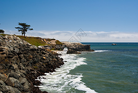 加利福尼亚海岸的岩石隧道图片