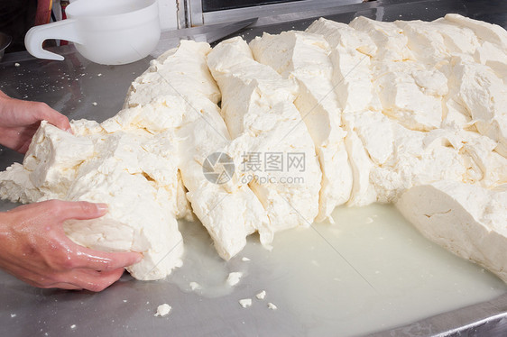 处理新鲜奶酪的工人水平生产工厂牛奶制造业植物面具工业操作员职业图片
