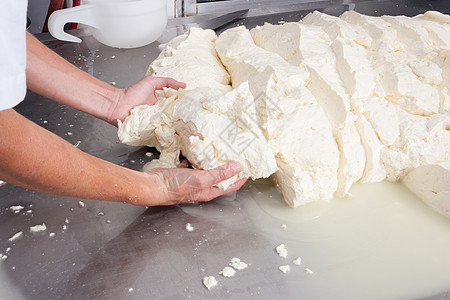处理新鲜奶酪的工人制造业车间牛奶操作员食物职业奶制品植物生产工厂图片