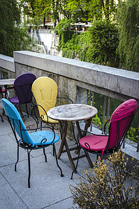 表格和主席街道正方形椅子孤独太阳红色餐厅大街花朵树木图片