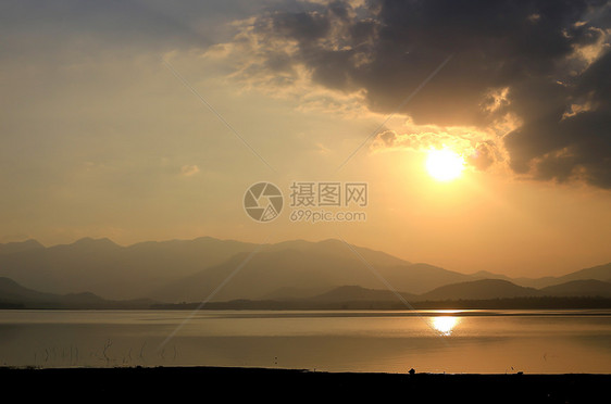 湖边的日落植物蓝色城市芦苇太阳天空公园游泳季节鸭子图片