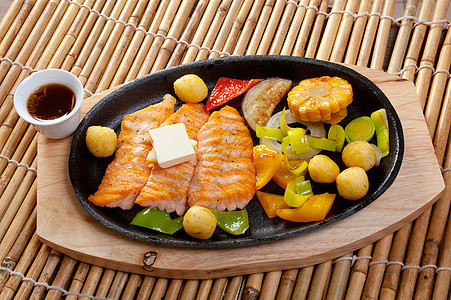配有蔬菜的鲑鱼牛排餐厅美食盘子牛扒美味食物海鲜烧烤炙烤金子图片