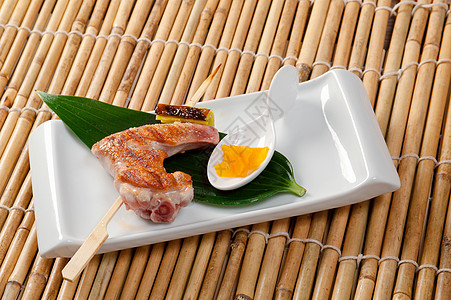 日式日本鸡肉 青藤沙爹餐厅竹子烧烤食物盘子美食白色烹饪推介会图片