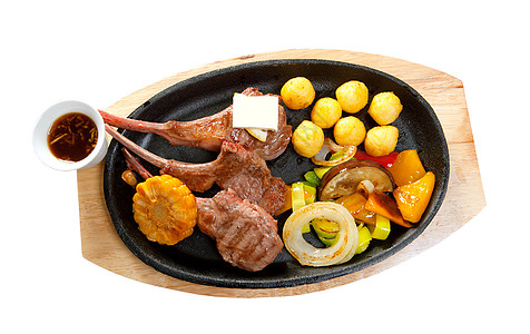 盘子上的日本排骨牛扒美食叶子餐厅用餐头皮糕点服务蔬菜午餐图片