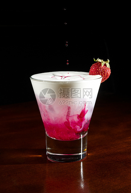鸡尾酒加草莓石榴液体玻璃白色饮料牛奶图片