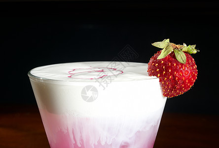 鸡尾酒加草莓饮料白色石榴液体玻璃牛奶图片