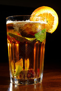 鸡尾匹姆杯黑色果汁饮料薄荷液体柠檬橙子玻璃食谱酒吧图片