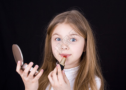 带口红的小女孩女孩裙子婴儿镜子白色童年化妆品幼儿园产品红色图片