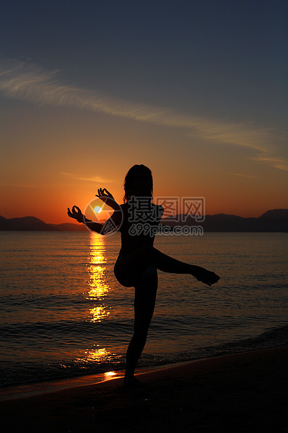 海滩上舞女的背影舞蹈家女性太阳女士舞蹈蓝色旅行天空日落女孩图片