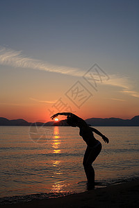 海滩上舞女的背影舞蹈家舞蹈帽子女孩日落天空蓝色女士太阳黑色图片