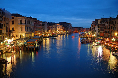 夜里威尼斯街道文化假期灯光运河历史性建筑学天空旅行水平背景