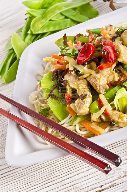 带猪肉和蔬菜的面条食物牛扒李子食品树叶小牛辣椒烹饪盘子筷子图片