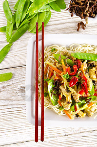 带猪肉和蔬菜的面条树叶烹饪竹子小牛炒锅辣椒厨房食物李子筷子图片