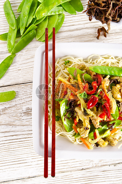 带猪肉和蔬菜的面条树叶烹饪竹子小牛炒锅辣椒厨房食物李子筷子图片