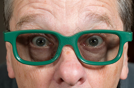 高年男子看3D眼镜电影观众老年成人技术惊喜娱乐闲暇退休手表眼睛图片