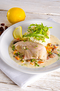 鸡的奶粉和Balsamico葡萄干酱葡萄干洋葱桌子火鸡午餐沙拉橙子胸部芳香鱼片图片