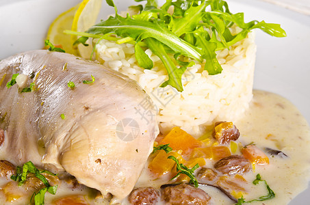 鸡的奶粉和Balsamico葡萄干酱美食沙拉胸部油炸营养鱼片芳香盘子餐厅洋葱图片