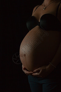 怀孕母亲黑色女孩白色身体家庭产妇女士女性腹部图片