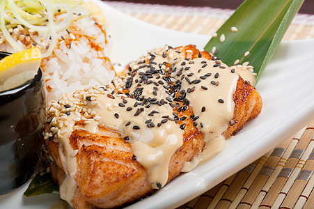 有大米和奶油酱的三文马哈鱼海鲜蔬菜炙烤烹饪沙拉香肠食物美食午餐盘子图片