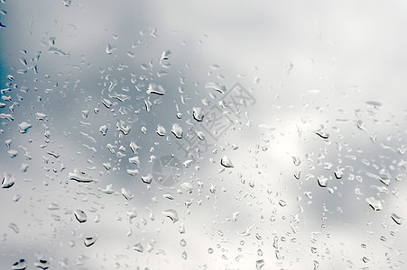 倾斜窗口玻璃上的雨滴窗户天气液体团体反射灰色水滴图片