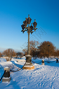 古老的霜冻灯柱和美丽的雪图片
