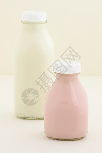 草莓牛奶品脱和四分之一奶瓶风味白牛奶液体乳糖草莓味牛奶盒牛奶壶豆浆奶制品瓶子背景图片