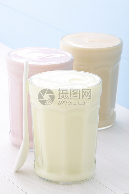 美味的新鲜酸奶牛奶桃子勺子奶油乳霜奶制品甜点奇异果圣代开心果图片