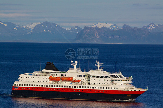 挪威邮轮晴天全景风景旅游巡航海岸线血管渡船旅行海景图片