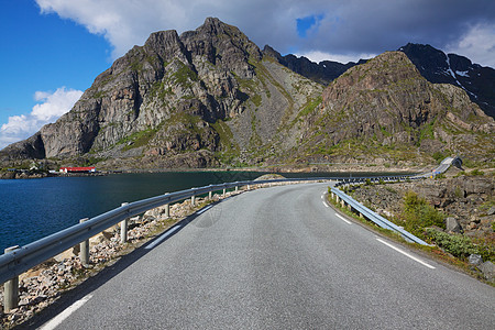 洛弗顿公路上山脉峡湾旅行海岸驾驶岩石晴天风景全景游览图片