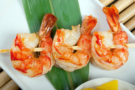 日本白的皇家大虾海鲜美食白色烧烤餐厅竹子推介会食物盘子烹饪图片