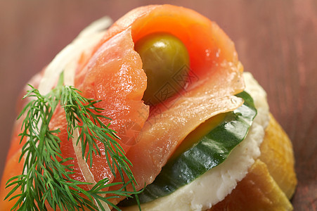 含有熏鲑鱼的甘蔗面包熏制小吃美食午餐食物橙子胡椒摄影点心图片