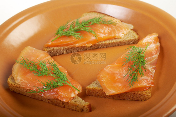 含有熏鲑鱼的甘蔗面包美食胡椒点心小吃熏制午餐橙子食物摄影图片