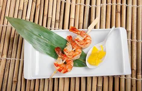 日本白的皇家大虾盘子烧烤海鲜烹饪食物美食白色推介会竹子餐厅图片