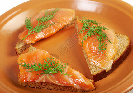 含有熏鲑鱼的甘蔗小吃美食食物熏制胡椒摄影橙子点心午餐面包图片