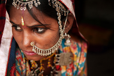 传统印度妇女肖像女孩头巾衣服指甲花化妆品面纱村庄珠宝戏服女士图片