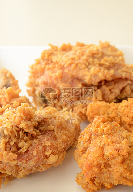 白盘中金褐色炸鸡小吃家禽营养饮食掘金鸡腿盘子午餐烹饪翅膀图片