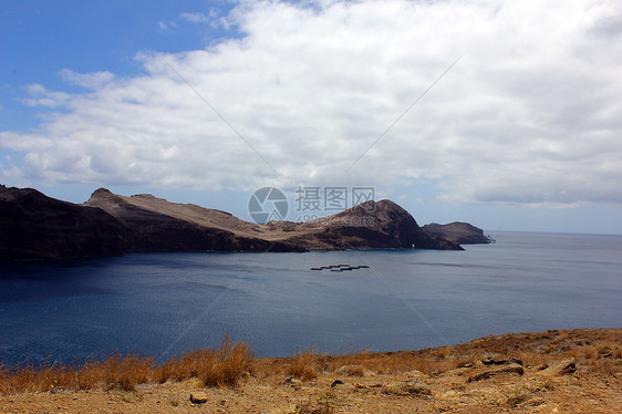 葡萄牙马德拉岛蓝色蓬塔边缘波浪海岸线石头太阳悬崖旅行海景图片