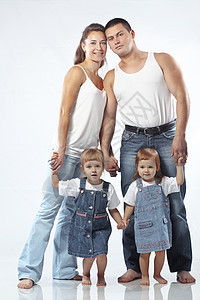 幸福家庭孩子们牛仔裤丈夫育儿女孩们母亲父亲女性工作室妻子图片