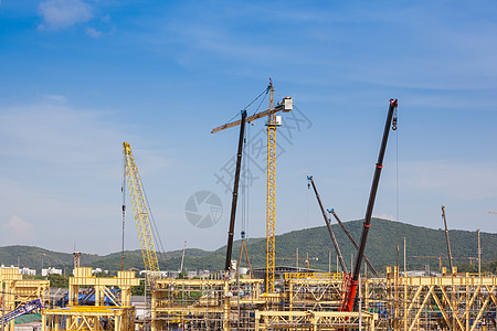 有起吊机和建筑物的建筑工地水泥对角线格子城市起重机脚手架商业进步建造财产图片