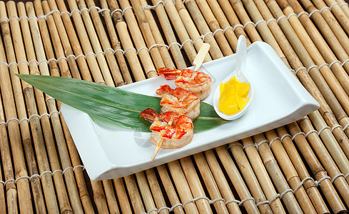 日本白的皇家大虾烧烤餐厅海鲜食物竹子白色美食盘子烹饪推介会图片