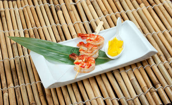 日本白的皇家大虾烧烤餐厅海鲜食物竹子白色美食盘子烹饪推介会图片