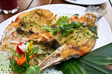 炸鱼2蔬菜营养炙烤海鲜餐厅沙拉食物鲷鱼饮食胡椒图片