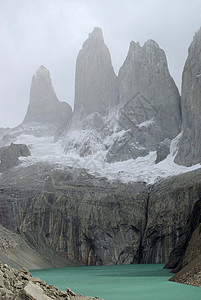 智利的峰值荒野多云薄雾冰川悬崖风景岩石池塘图片