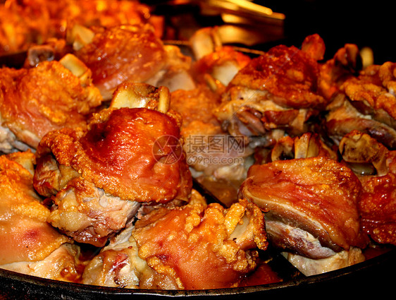 烤箱中猪肉的一顿褐色火炉美味烹饪棕色关节食物蔬菜木板胡椒图片