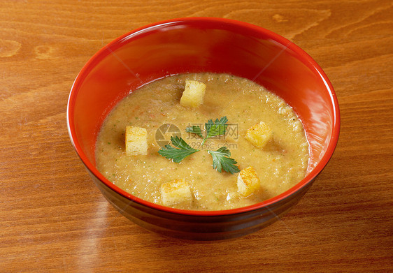 带大蒜面包条的gazpacho餐厅午餐黄瓜食物红色玻璃面包块美食树叶油炸图片