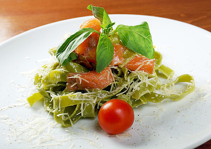意大利面条营养松树食物香蒜坚果烹饪美食叶子午餐盘子图片