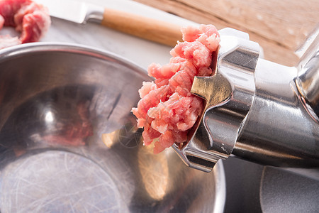 研磨机猪肉烹饪面包食物屠夫饮食派对磨床香肠工作图片