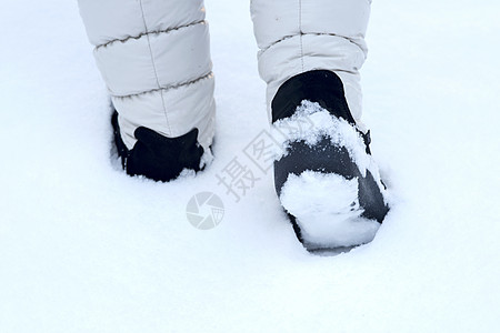 雪中的靴子雪地靴黑色白色背景图片